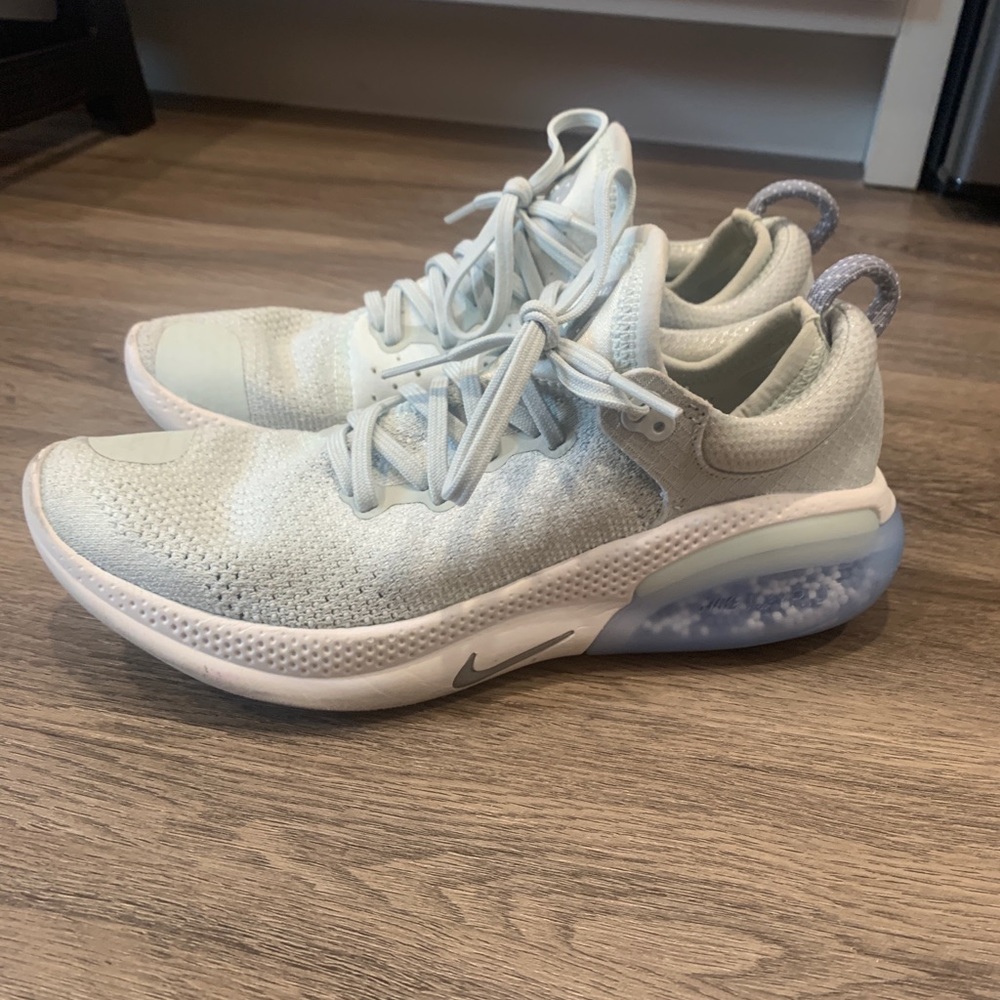 Size 8 barely worn Nike joyrides